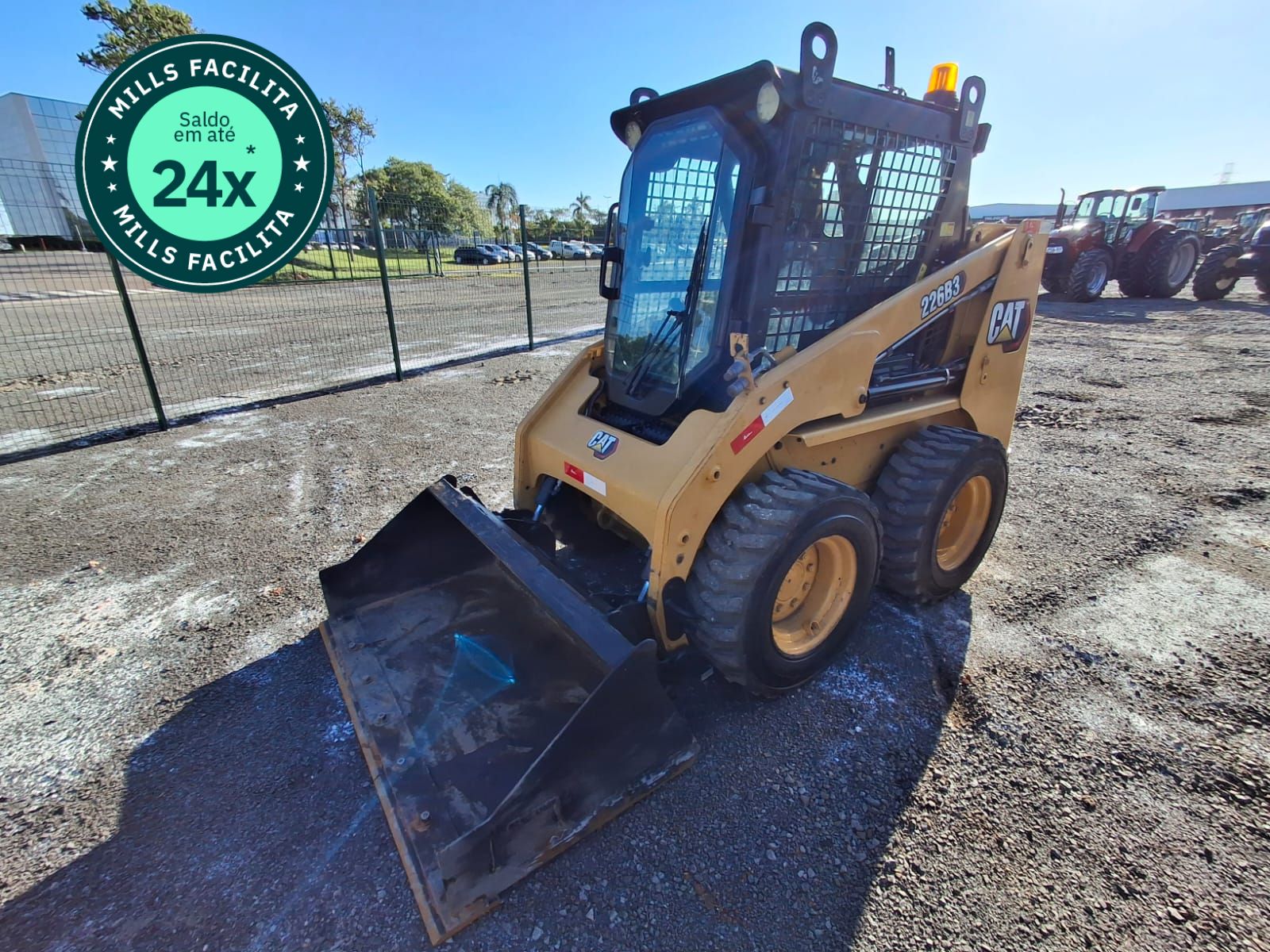 Mini-Carregadeira Caterpillar 226B 3