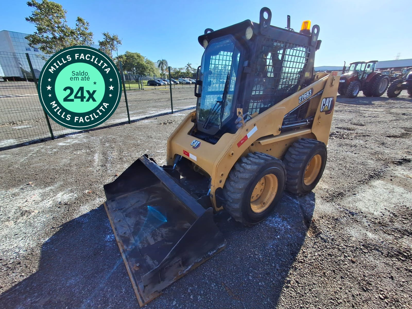 Mini-Carregadeira Caterpillar 226B 3