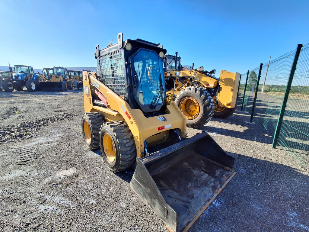 Mini-Carregadeira Caterpillar 226B 3