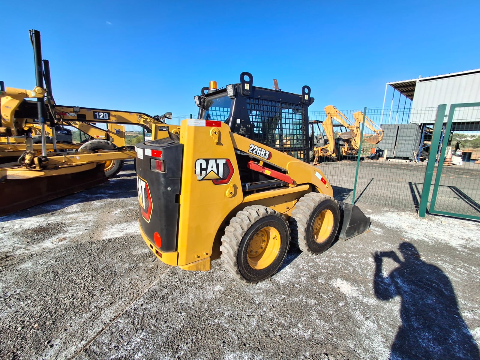 Mini-Carregadeira Caterpillar 226B 3