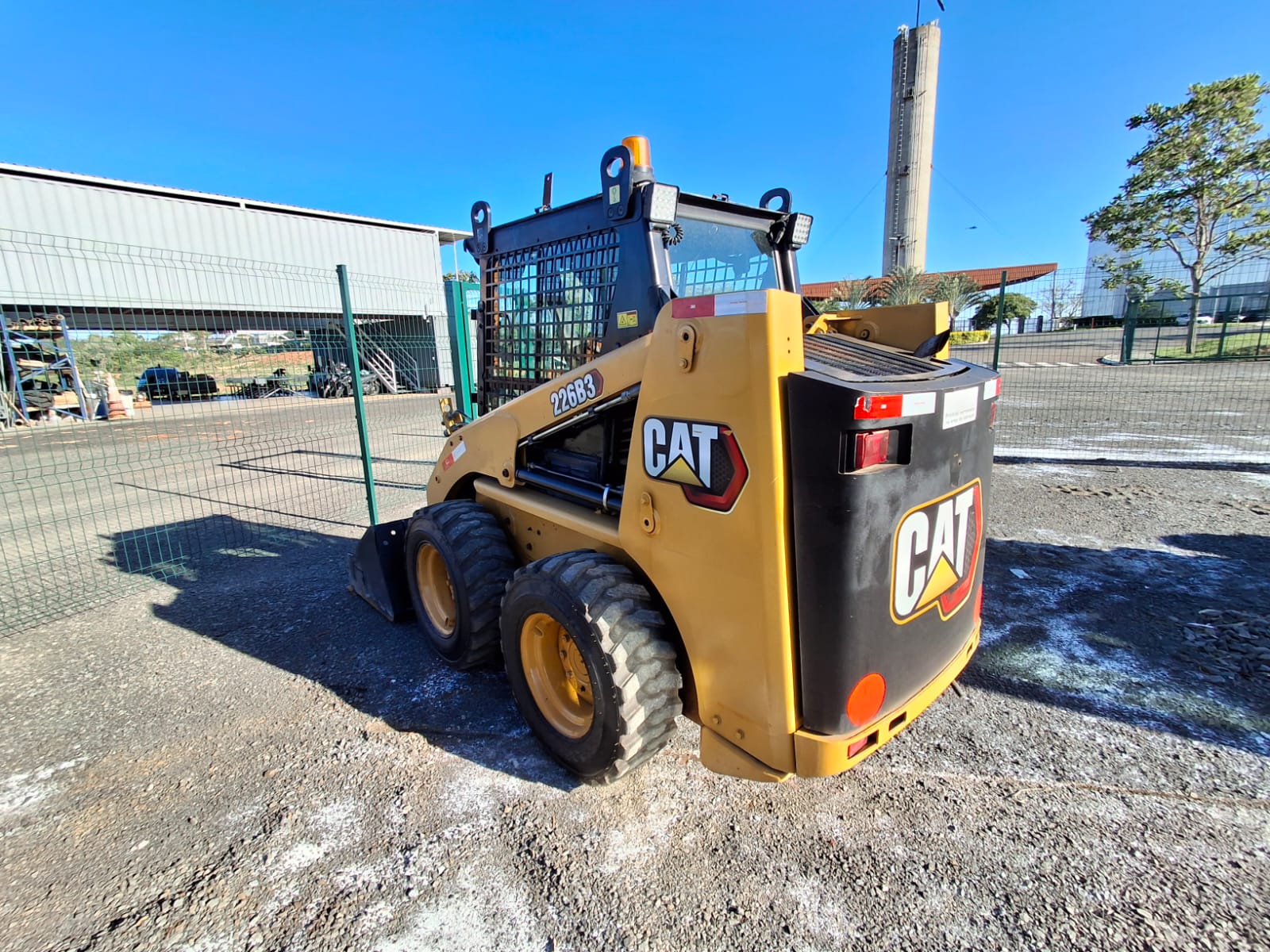 Mini-Carregadeira Caterpillar 226B 3