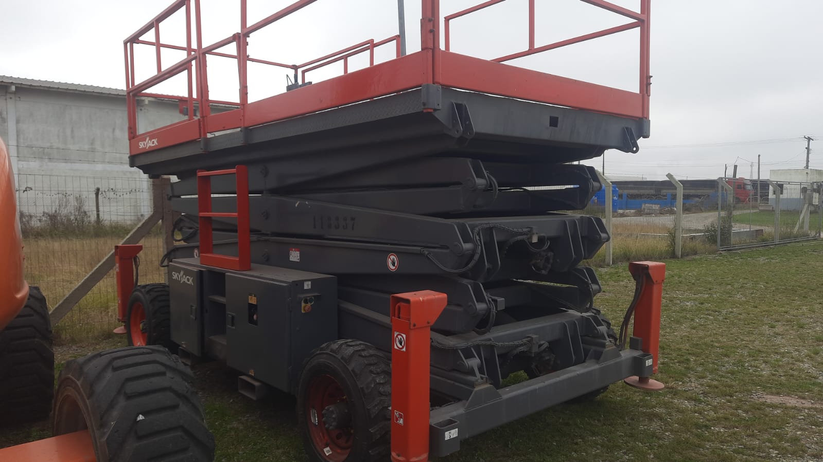 Plataforma Elevatória Tesoura Diesel SJ 9250 RT